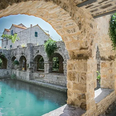Feriehus Revelin Hvar *