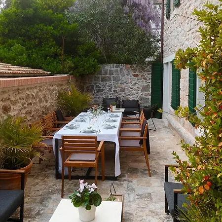 Revelin Hvar Feriehus